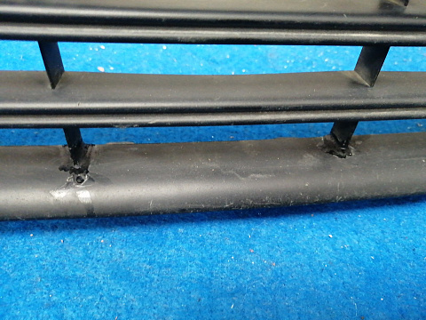Фотография детали AA031031; Решетка переднего бампера (C1BB-17K945-A) для Ford Fiesta/БУ; Оригинал; Р1, Мелкий дефект; . Фото номер 6