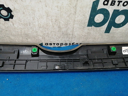 AA031422; Молдинг крышки багажника, не хром (76810-60131) для Toyota Land Cruiser Prado/БУ; Оригинал; Р1, Мелкий дефект; 
