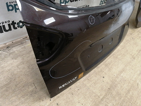 Фотография детали AA037964; Крышка багажника (901523137R) для Renault Kaptur/БУ; Оригинал; Р2, Удовлетворительное; . Фото номер 4