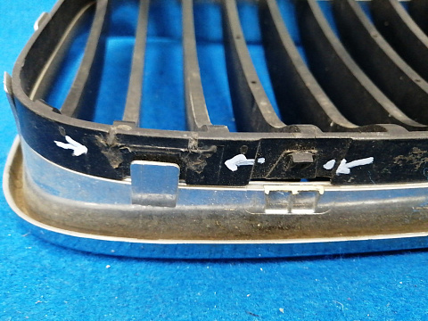 Фотография детали AA028375; Решетка радиатора левая (51137166439) для BMW 1 серия E81 E87/БУ; Оригинал; Р1, Мелкий дефект; . Фото номер 4