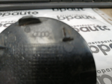 Фотография детали AA045959; Заглушка буксир. крюка переднего бампера, S-line (4G8 807 241 A) для Audi A7 I Sportback (2010-2014)/БУ; Оригинал; Р1, Мелкий дефект; . Фото номер 3