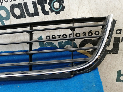 Фотография детали AA033560; Решетка переднего бампера (5K0853677) для Volkswagen Golf/БУ; Оригинал; Р1, Мелкий дефект; . Фото номер 2