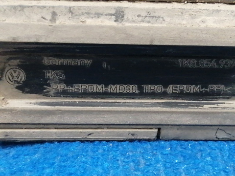 Фотография детали AA035965; Накладка на дверь левая (1K8854939) для Volkswagen Scirocco (2009 - 2014)/БУ; Оригинал; Р1, Мелкий дефект; . Фото номер 9