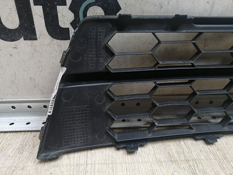 Фотография детали AA045114; Решетка переднего бампера (5l0853677) для Skoda Yeti I рест. (2013-2018)/БУ; Оригинал; Р1, Мелкий дефект; . Фото номер 9