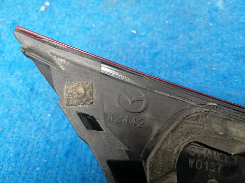 Фотография детали AA034801; Фонарь в крышку багажника правый (KA0G-51-3F0C) для Mazda CX-5 I (2011-2015)/БУ; Оригинал; Р1, Мелкий дефект; . Фото номер 7