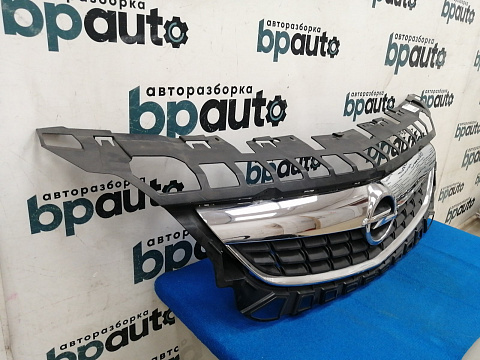 Фотография детали AA039465; Решетка радиатора (13266577) для Opel Astra/БУ; Оригинал; Р2, Удовлетворительное; . Фото номер 2