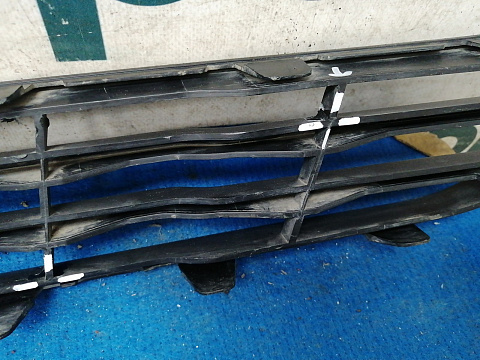 Фотография детали AA031031; Решетка переднего бампера (C1BB-17K945-A) для Ford Fiesta/БУ; Оригинал; Р1, Мелкий дефект; . Фото номер 13