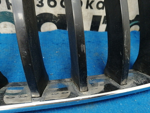 Фотография детали AA032302; Решетка радиатора правая (51117338572) для BMW Х3 II (F25)  рест. (2014-2017)/БУ; Оригинал; Р1, Мелкий дефект; . Фото номер 3
