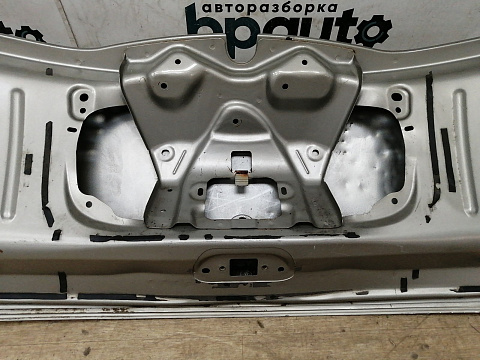 Фотография детали AA038316; Крышка багажника (901006269R) для Renault Sandero I (2009-2014)/БУ; Оригинал; Р3, Под восстановление; . Фото номер 18
