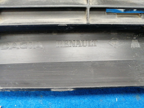 Фотография детали AA032896; Решетка переднего бампера (622545914R) для Renault Duster I (2011-2015)/БУ; Оригинал; Р1, Мелкий дефект; . Фото номер 12