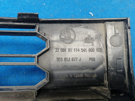 AA030074; Решетка переднего бампера - центральная (5E0 853 677 J) для Skoda Octavia/БУ; Оригинал; Р1, Мелкий дефект; 