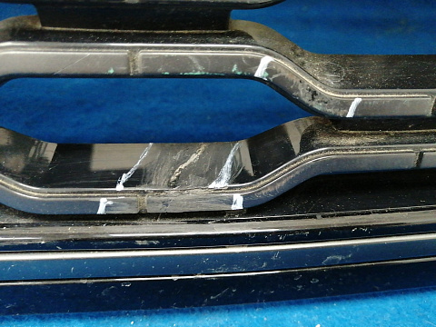 Фотография детали AA033727; Решетка радиатора (JK52-8200-BC) для Land Rover Range Rover IV рест. L405 (2017- н.в.)/БУ; Оригинал; Р2, Удовлетворительное; . Фото номер 7