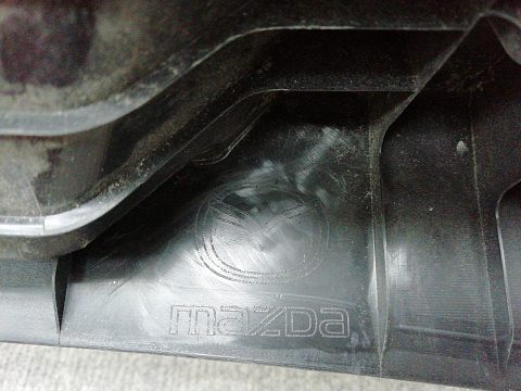 Фотография детали AA003565; Накладка задней панели внутренняя (KD45-6889X) для Mazda CX-5/БУ; Оригинал; Р1, Мелкий дефект; . Фото номер 11