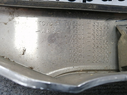 AA011880; Накладка крышки багажника; под камер. ( 76801-33340) для Toyota Camry 50 (2012 — 2014)/БУ; Оригинал; Р2, Удовлетворительное; 