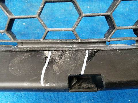 Фотография детали AA033703; Решетка переднего бампера (8200752803) для Renault Logan I рест. (2009-2015)/БУ; Оригинал; Р1, Мелкий дефект; . Фото номер 8