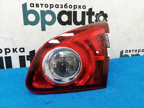 Фотография детали AA014284; Фонарь в крышку багажника правый (26550-JD800) для Nissan Qashqai/БУ; Оригинал; Р1, Мелкий дефект; . Фото номер 1