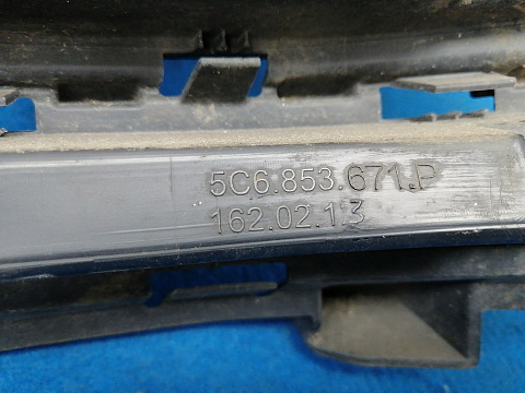 Фотография детали AA025621; Решетка переднего бампера; под паркт. (5C6853671P) для Volkswagen Jetta VI рест. (2015-2018)/БУ; Оригинал; Р1, Мелкий дефект; . Фото номер 12