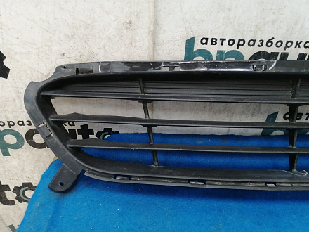 AA033705; Решетка переднего бампера (86561-1R000) для Hyundai Solaris/БУ; Оригинал; Р1, Мелкий дефект; 