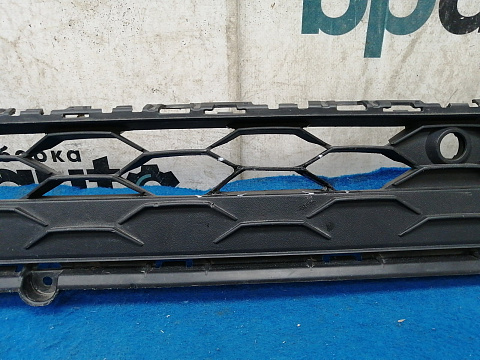 Фотография детали AA033356; Решетка переднего бампера центральная; под паркт. (5NA853677C) для Volkswagen Tiguan II (2016- 2020)/БУ; Оригинал; Р2, Удовлетворительное; . Фото номер 5